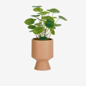 La plante artificielle Bailey est présentée dans un pot en céramique rose nude.