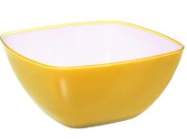 La photo présente un Saladier Square Jaune de 25 cm, un accessoire parfait pour ajouter de la couleur et de la gaieté à vos repas.