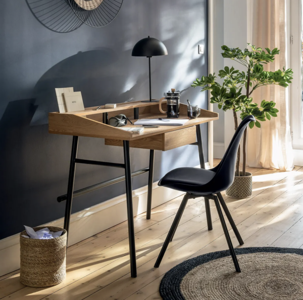 image d'un bureau d'inspiration industrielle avec un plateau en bois effet chêne et un piètement en métal noir.