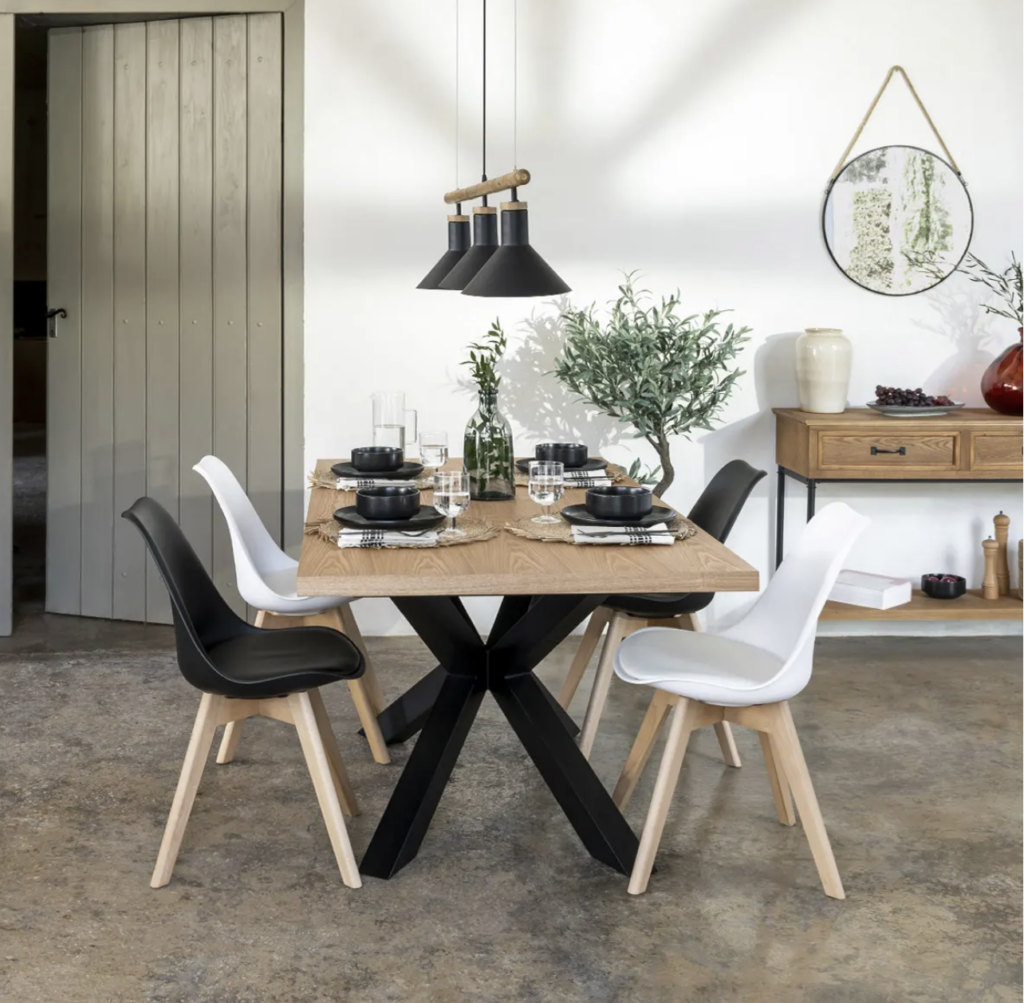 la table à manger extensible "Olaf" en métal et bois dans un cadre de salle à manger moderne, montrant son design épuré et contemporain.