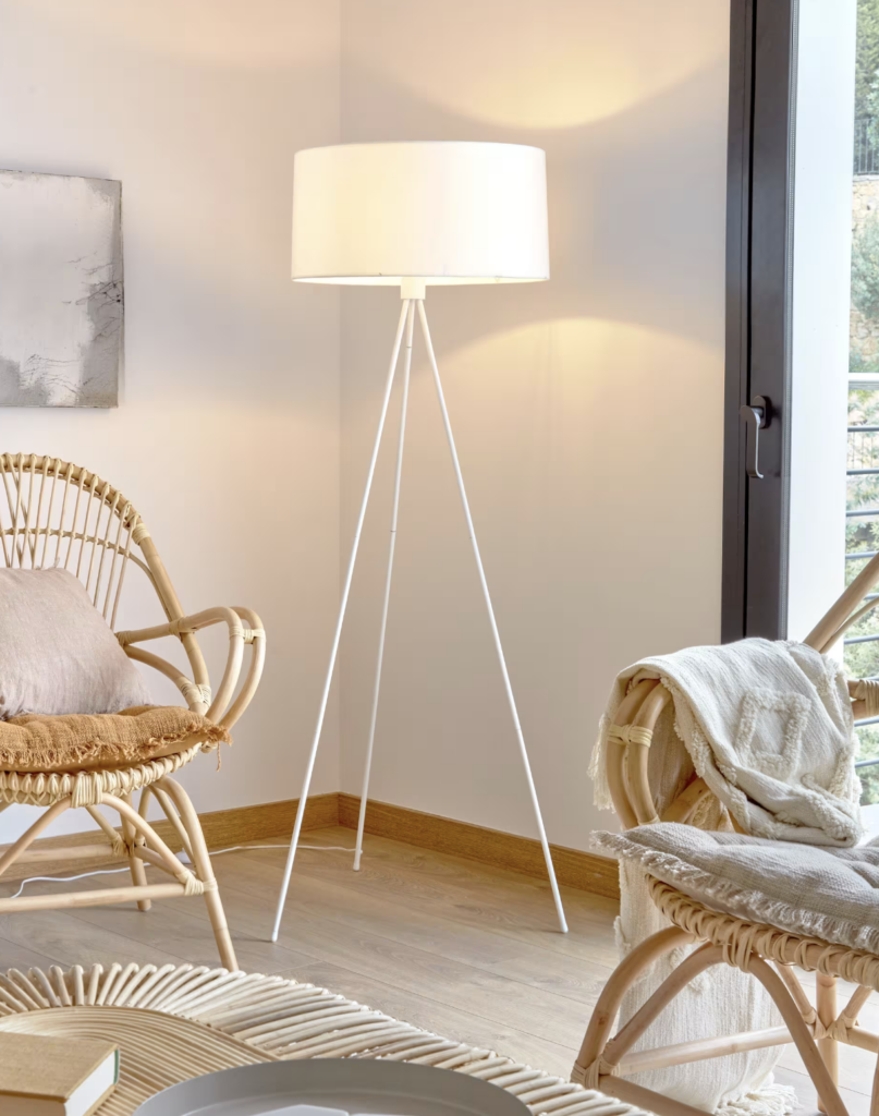 lampe sur pied au design scandinave, avec son trépied en métal blanc et son abat-jour en tissu