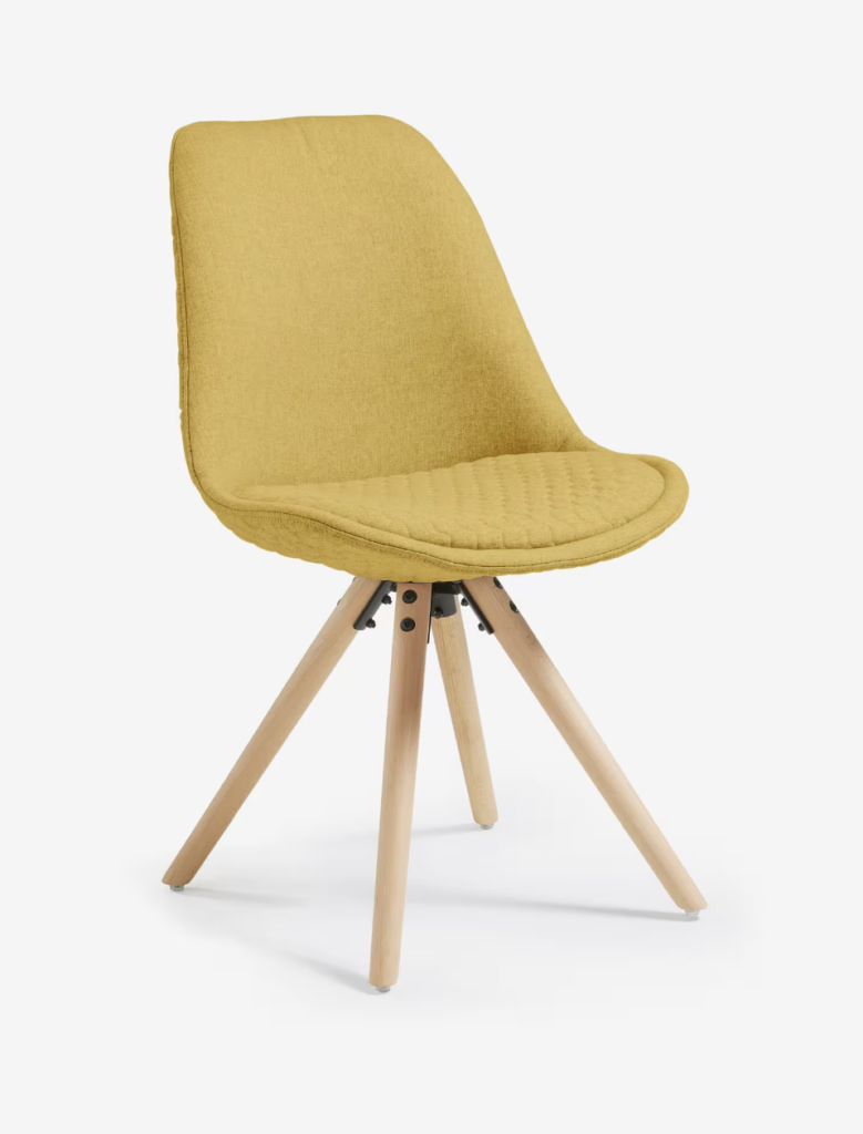 Chaise jaune à pieds en bois