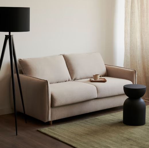 Offrez-vous le luxe d’un espace polyvalent avec le Canapé-lit Carlota 2 Places en chenille beige.