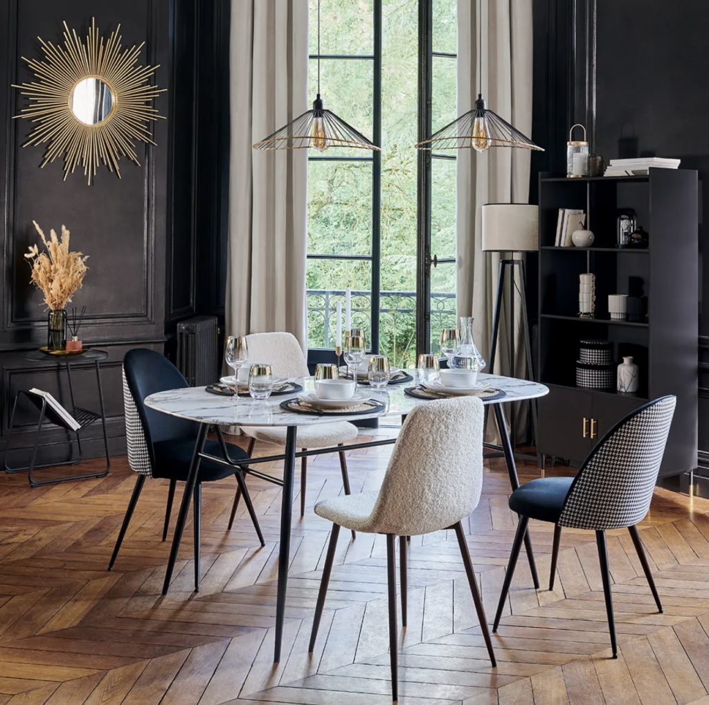 table à manger Alara en bois et métal est parfaite pour créer un espace repas élégant et moderne dans votre maison.