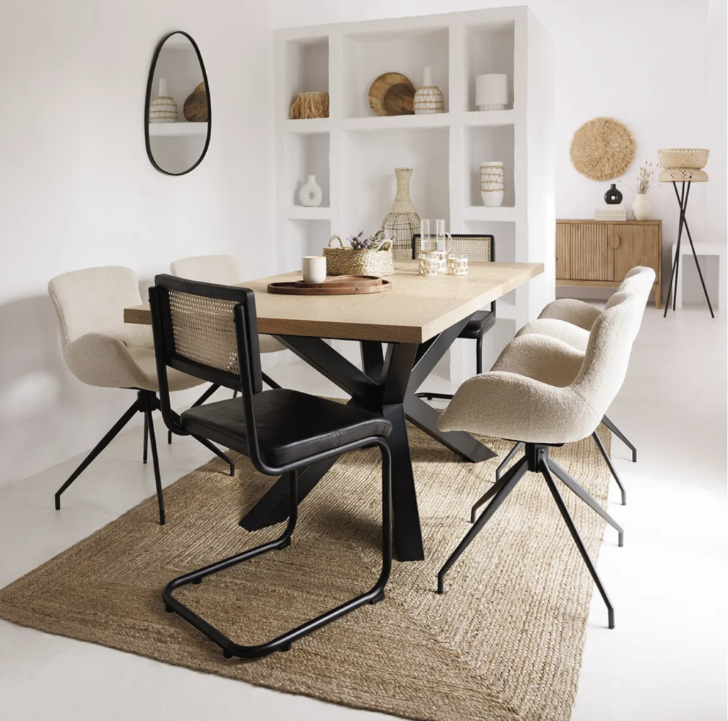 table à manger en bois et métal est parfaite pour créer un espace repas élégant et moderne dans votre maison.