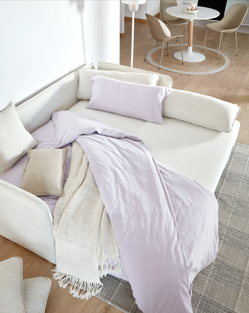 canapé-lit gigogne en blanc avec ses pieds en bois de hêtre massif